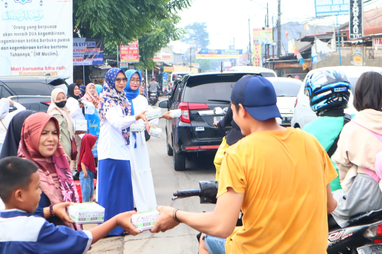 Pengurus DPD PUAN Kabupaten Tangerang saat membagikan Takjil kepada masyarakat pengguna jalan raya
