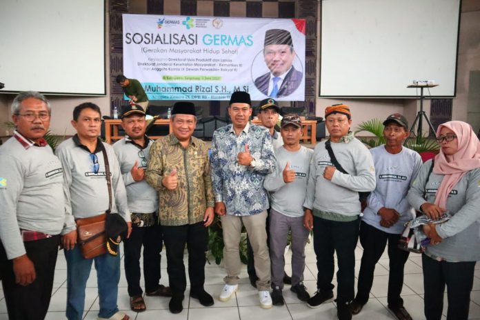 Dewan Muhammad Rizal saat foto bersama dengan Kepala Desa Serdang Wetan Dodi Munanto dan masyarakat