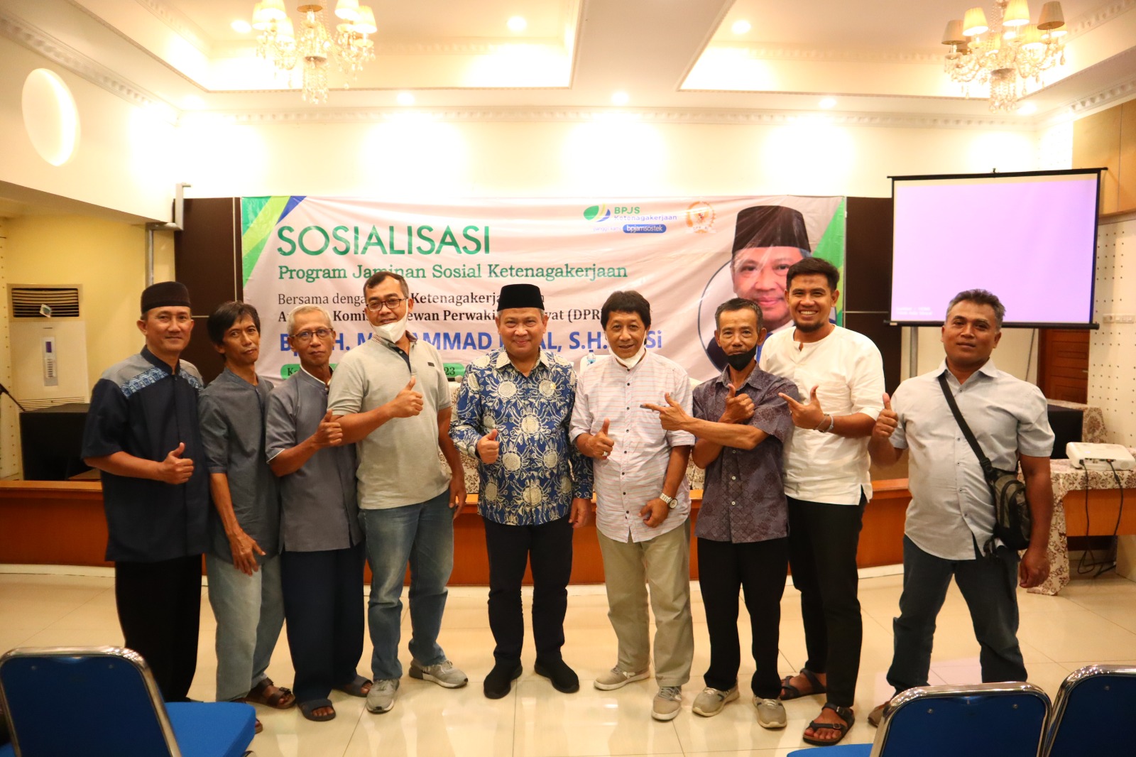 Dewan Muhammad Rizal saat foto bersama masyarakat.