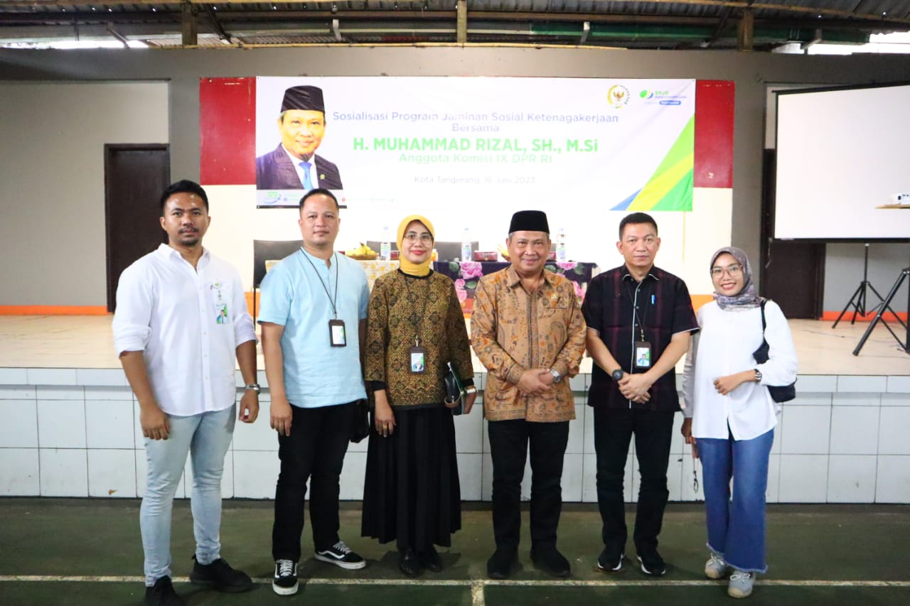 Dewan Muhammad Rizal saat foto bersama Pejabat BPJS Ketenagakerjaan kantor Cabang Cikokol Kota Tangerang.