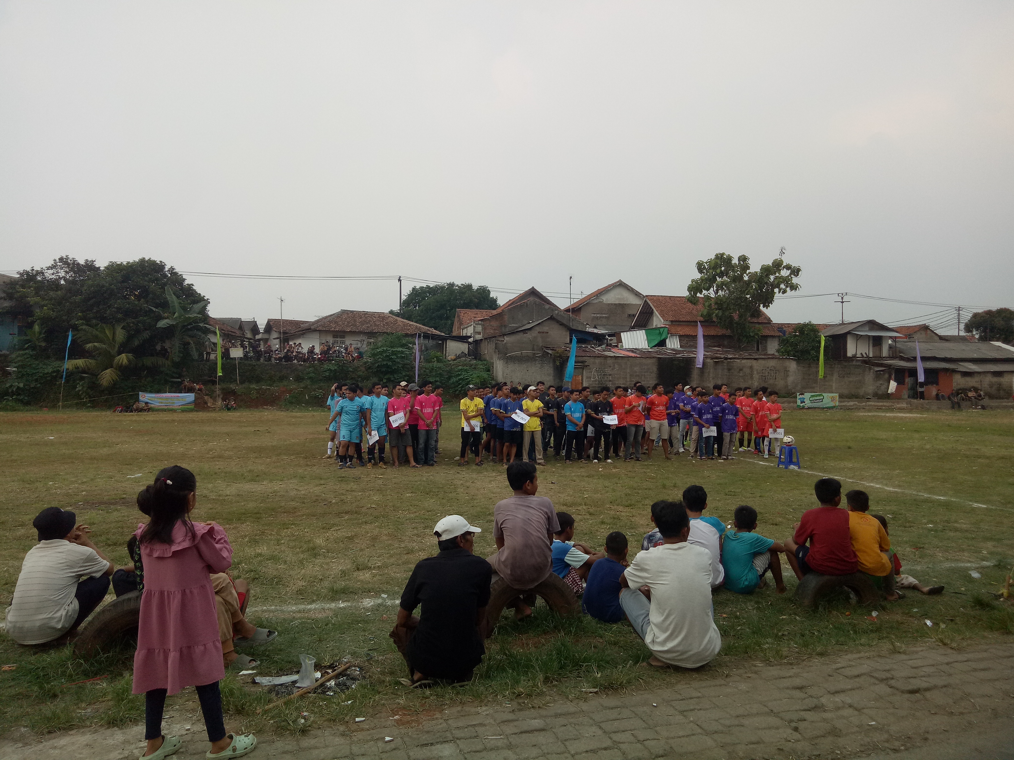 H. Sobri Penasihat Desa Kadu Jaya saat memberikan sambutannya di pembukaan lomba sepakbola.