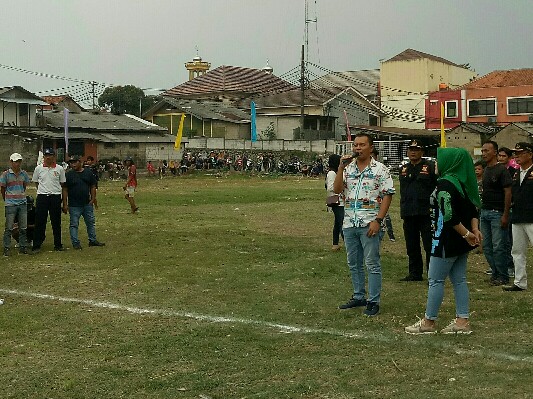 Sobri Penasihat Desa Kadu Jaya saat memberikan sambutannya di pembukaan lomba sepakbola.