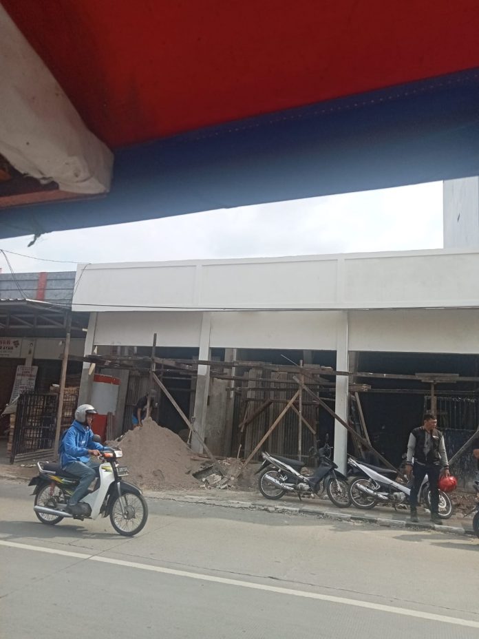 Oknum Penegak Perda Bekingi Bangunan Tak Berizin di Jl. Cemara Cibodas Tangerang.
